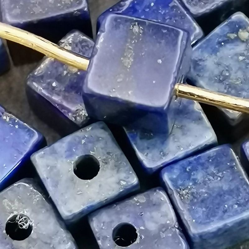 Gros plan sur des perles carrées de Lapis Lazuli, pierre naturelle bleue pour bracelet et collier