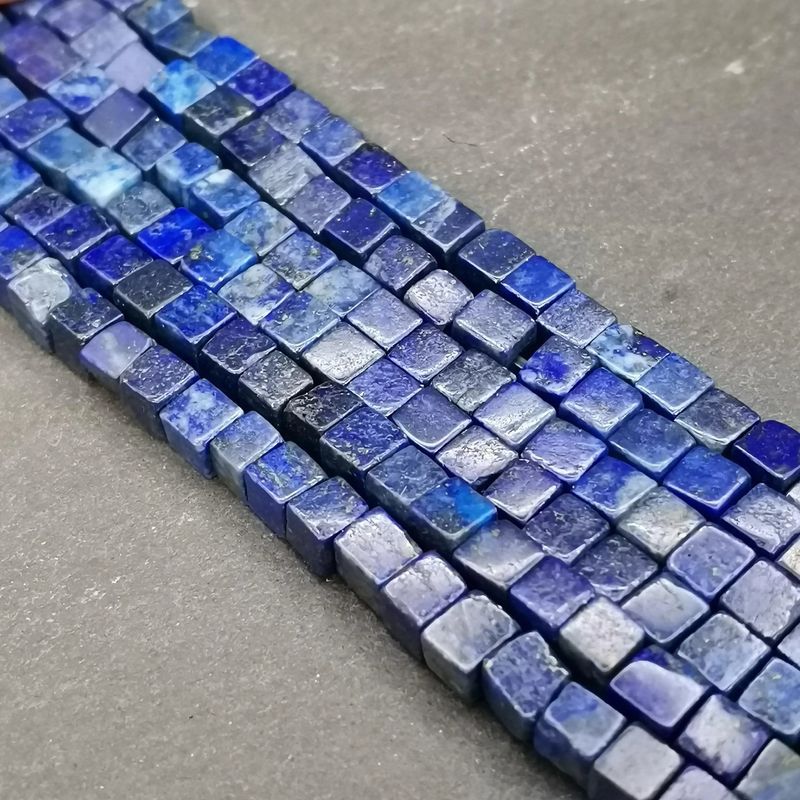 Fil de perles cube Lapis Lazuli 4x4 mm, pierre naturelle de communication et de sagesse