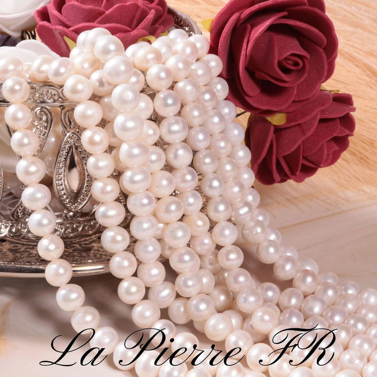 Gros plan sur des perles de culture d'eau douce au lustre nacré, blanches, pour collier et bracelet