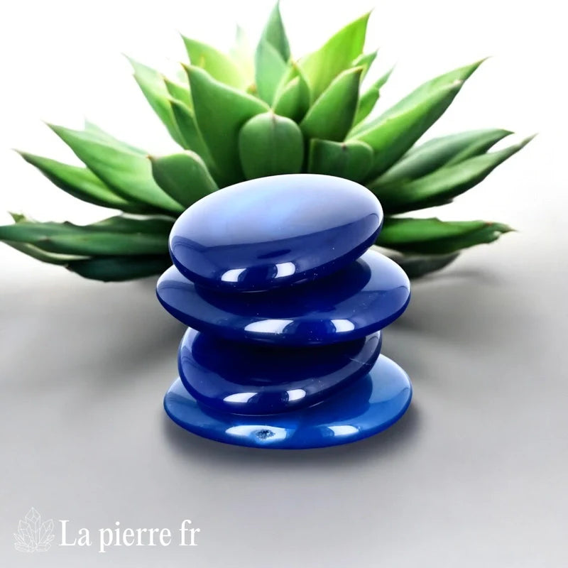 Vue du galet plat d'Agate Bleue, pierre naturelle de stabilité