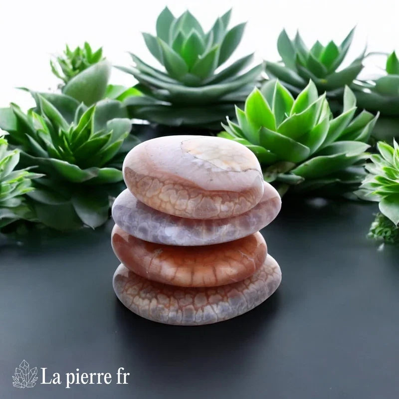 Vue du galet plat d'Agate de Feu, pierre naturelle pour la clairvoyance