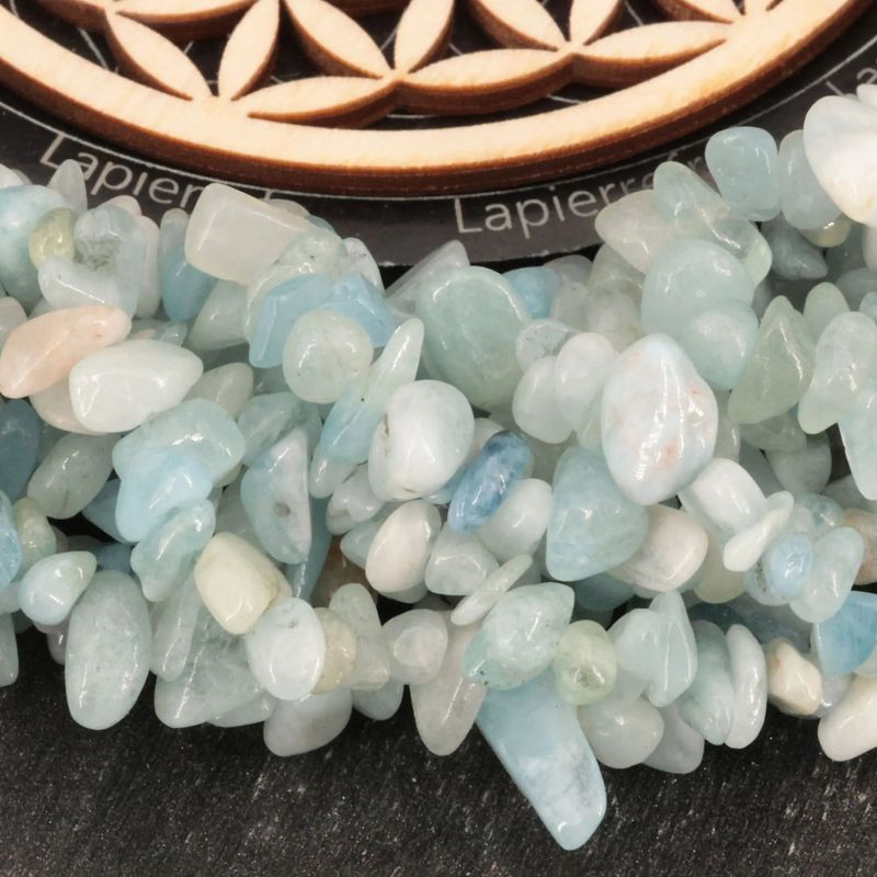 Gros plan sur des perles baroques d'Aigue-Marine bleue, pierre naturelle sur fil de 36 cm pour bijoux