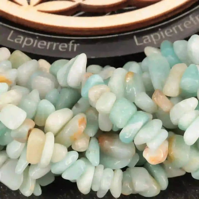 Gros plan sur des perles baroques d'Amazonite turquoise, pierre naturelle sur fil de 36 cm pour bijoux