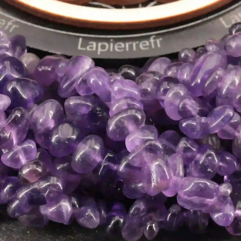 Gros plan sur des perles d'Améthyste naturelle de forme baroque, quartz violet pour bracelet et collier