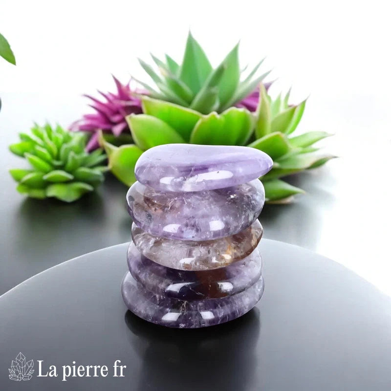 Vue du galet plat d'Amétrine, pierre naturelle de motivation