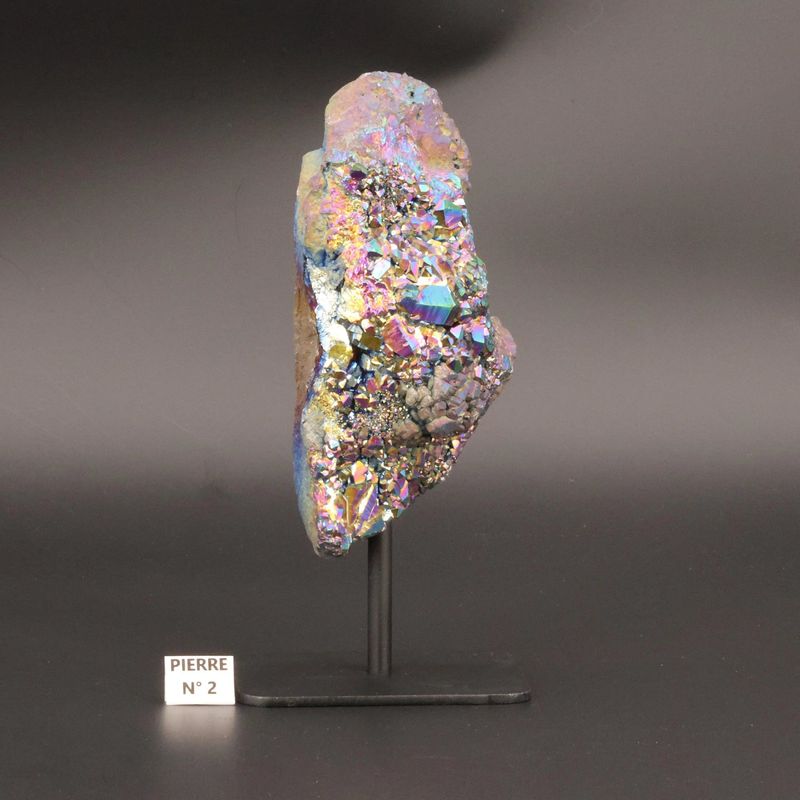 Détail des cristaux irisés de la géode Améthyste Aqua Aura présentée sur socle
