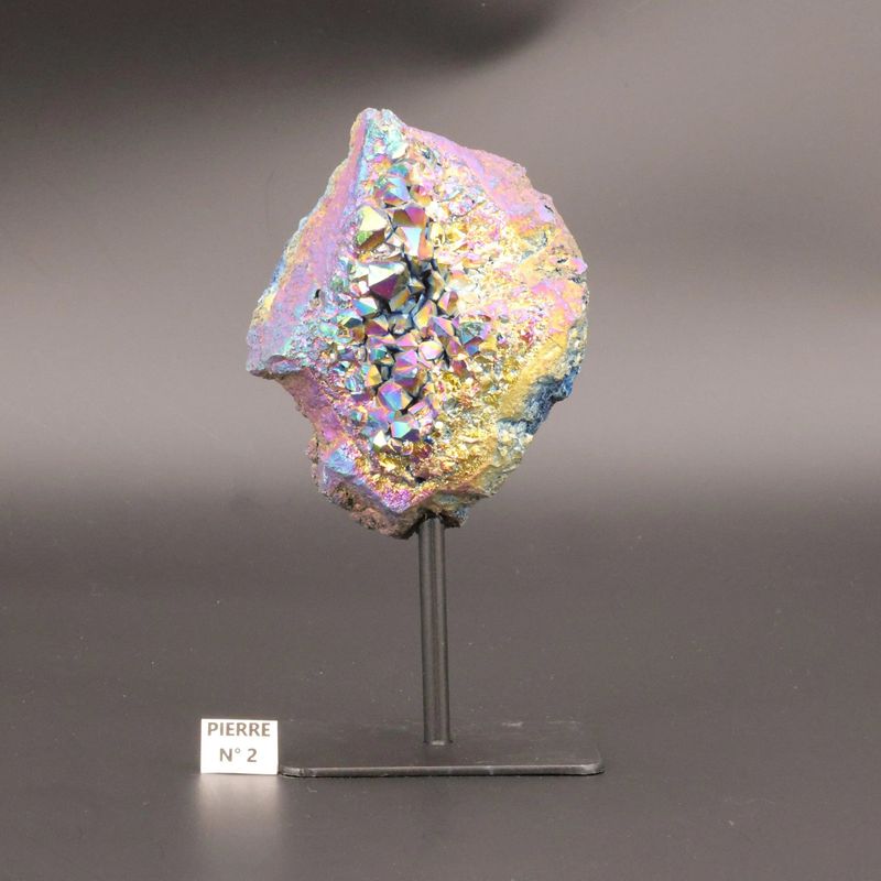 Détail de la géode Aqua Aura, cristaux d'améthyste métallisés bleutés
