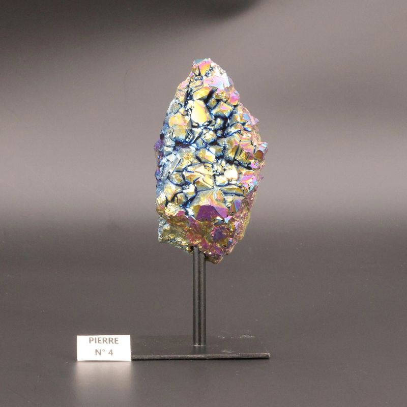 Vue de la géode Améthyste Aqua Aura sur pied, pièce de décoration naturelle