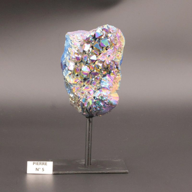 Géode Aqua Aura d'améthyste sur socle, pièce minérale décorative irisée