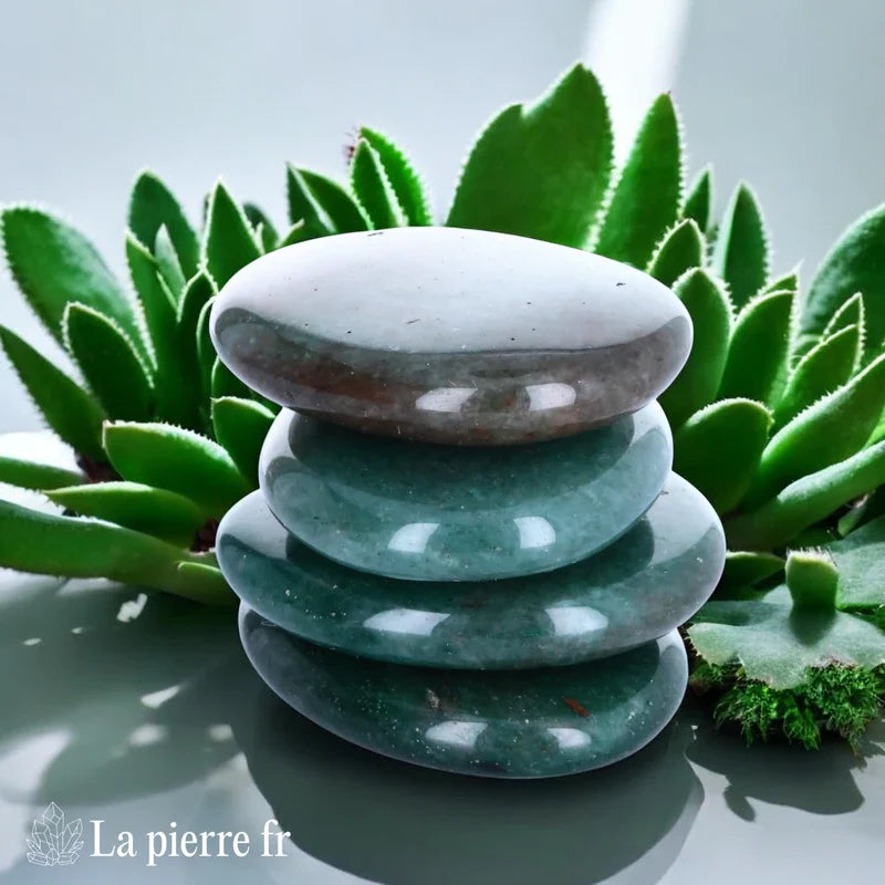 Vue du galet plat d'Aventurine Verte, pierre naturelle apaisante pour lithothérapie