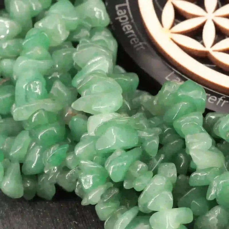 Gros plan sur des perles baroques d'Aventurine Verte, pierre naturelle sur fil de 36 cm pour bijoux