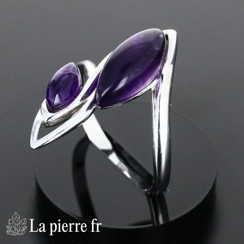 Bague Améthyste en argent rhodié portée, pierre naturelle violette pour femme
