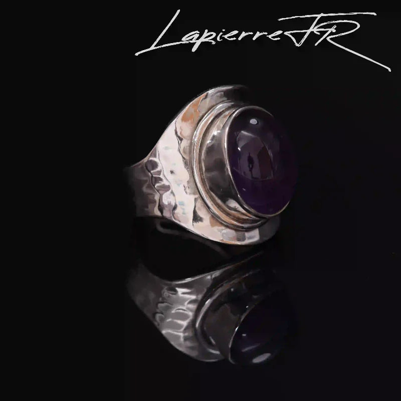 Détail de la bague Améthyste « Ciselia », pierre naturelle violette sur argent rhodié martelé