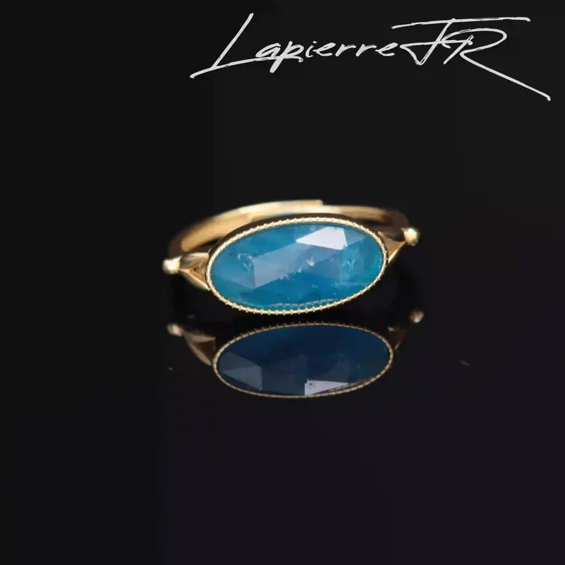 Bague Apatite Bleue plaqué Or portée au doigt, pierre naturelle bleue, bijou de lithothérapie