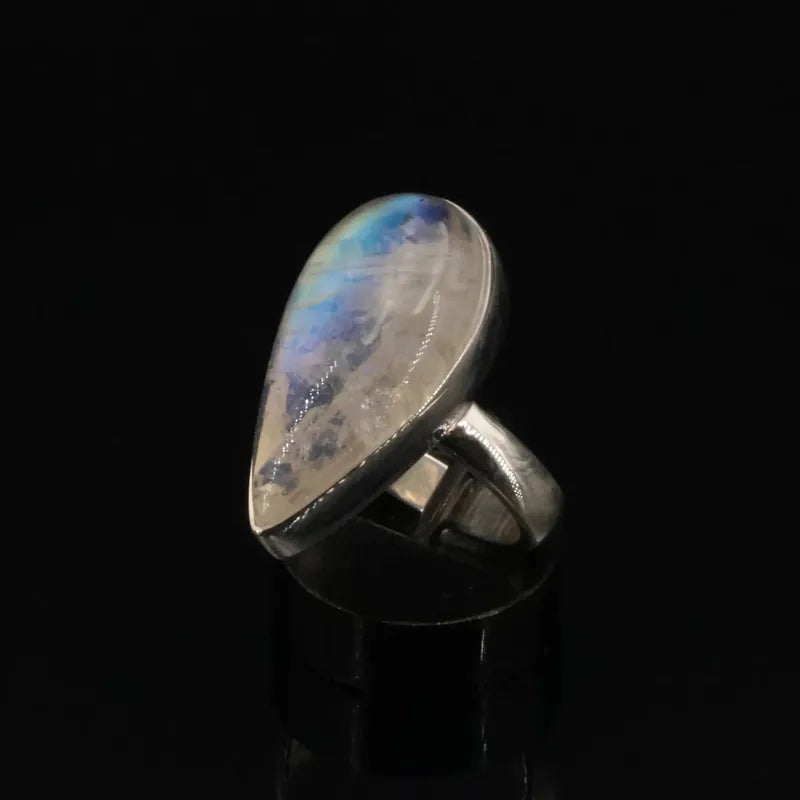 Détail des reflets bleutés de la pierre de lune arc-en-ciel sur argent