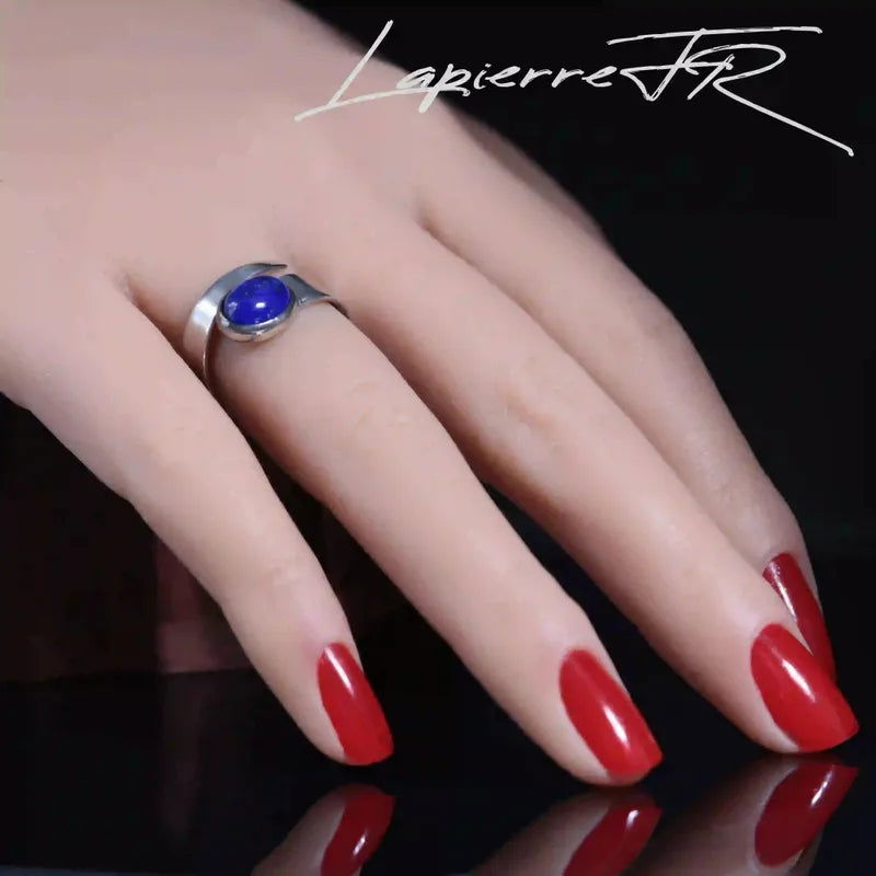 Détail de la bague Lapis Lazuli, pierre naturelle bleu profond sur argent rhodié