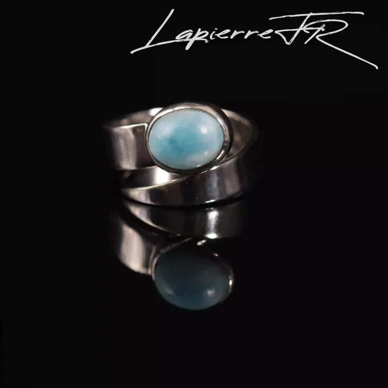 Bague Larimar réglable portée au doigt, pierre naturelle turquoise, bijou de lithothérapie
