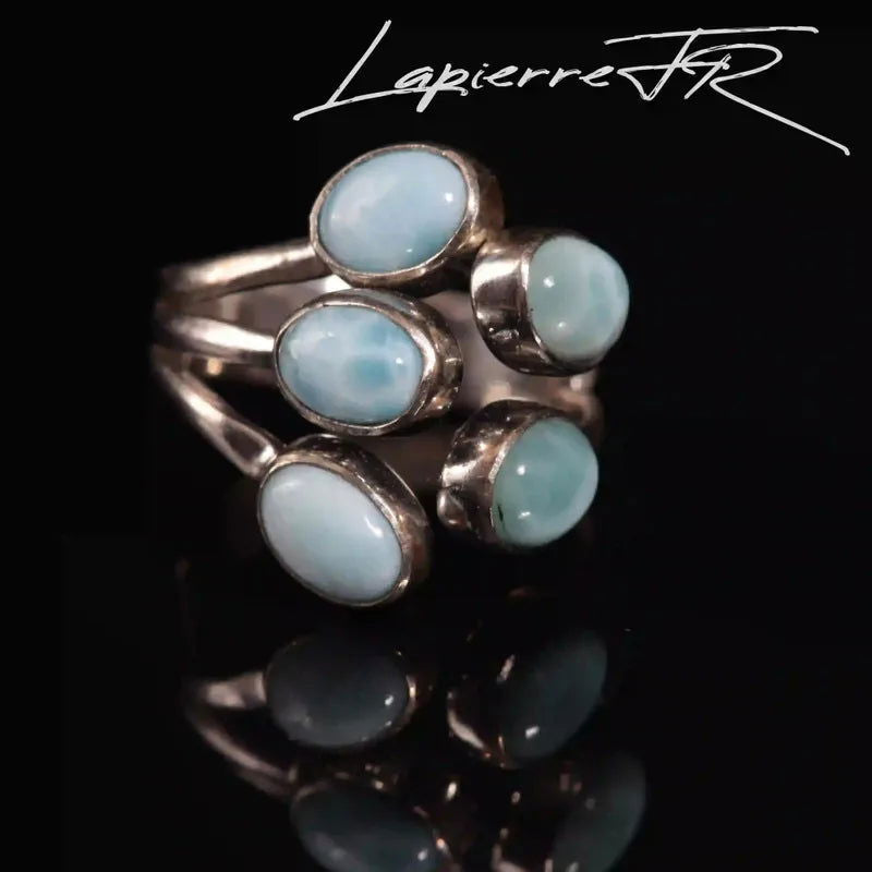 Bague Larimar réglable portée au doigt, pierres naturelles turquoise, bijou de lithothérapie
