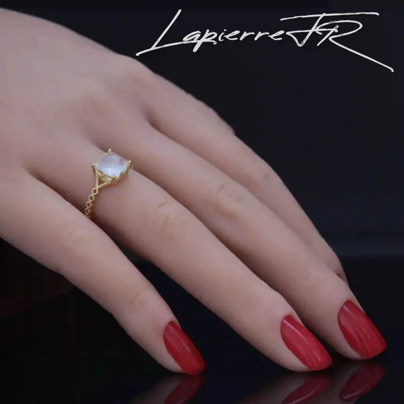 Bague Pierre de Lune réglable plaqué Or 18 carats, pierre naturelle nacrée aux reflets bleutés