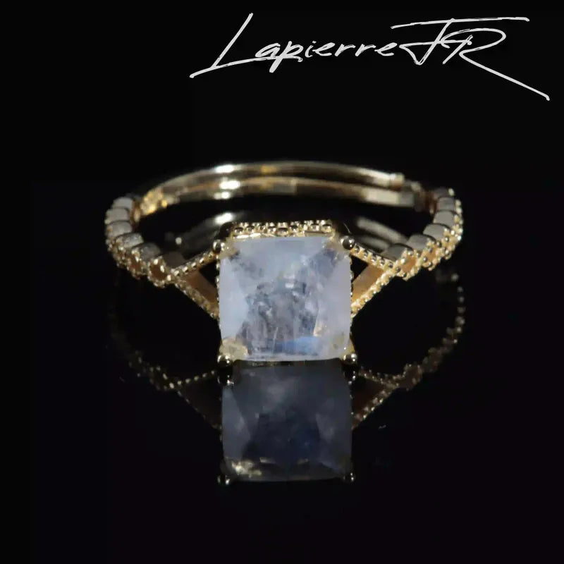 Bague Pierre de Lune réglable portée au doigt, pierre naturelle nacrée, bijou de lithothérapie
