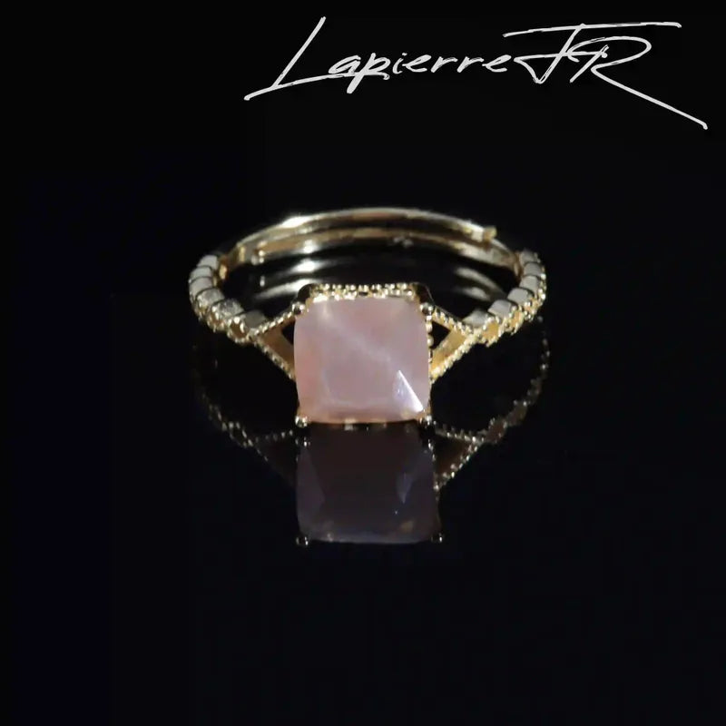 Bague Pierre de Soleil réglable portée au doigt, pierre naturelle de joie, bijou de lithothérapie