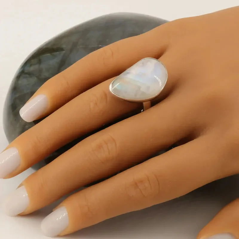 Bague pierre de lune arc-en-ciel portée, cabochon 25x15 mm sur argent 925