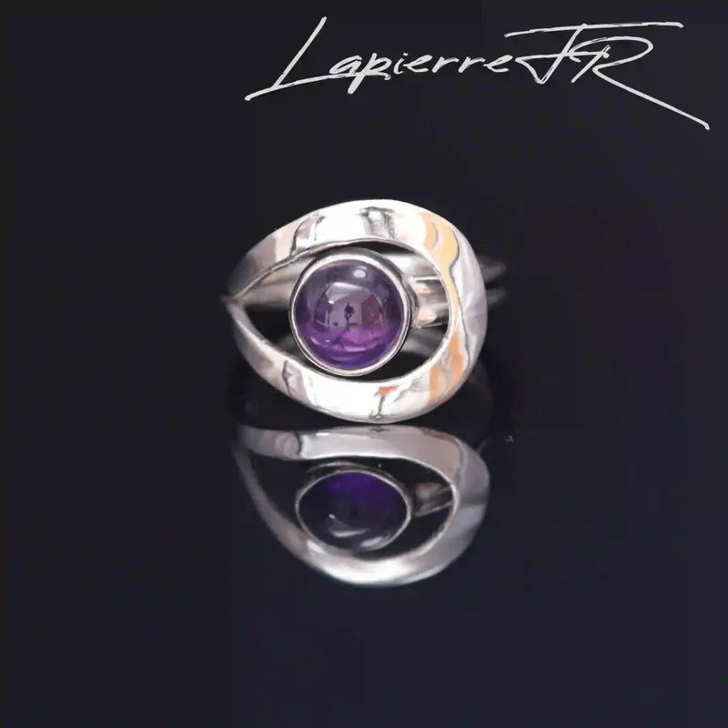 Détail de la bague Améthyste « Serena », perle ronde violette sur argent rhodié