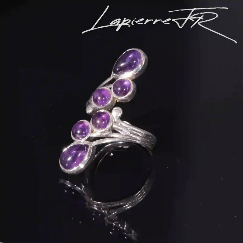 Détail de la bague « Celestia » aux six améthystes, pierres naturelles sur argent rhodié