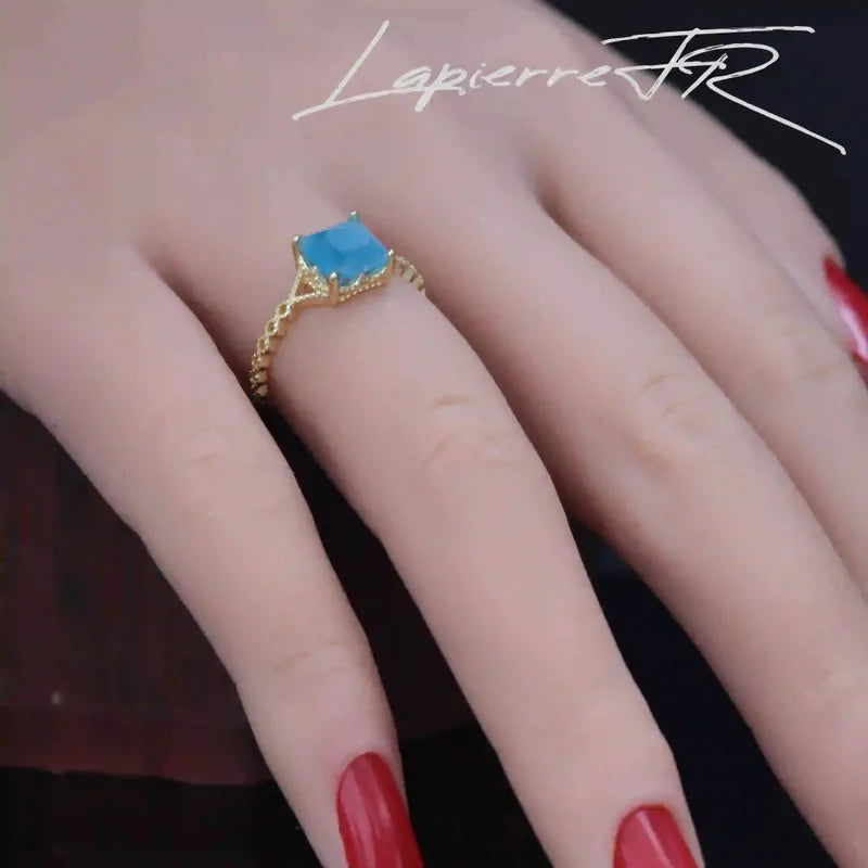 Bague Apatite Bleue carrée martelée plaqué Or 18 carats, pierre naturelle bleue de communication