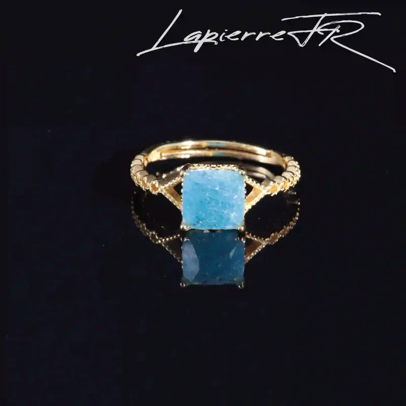 Bague Apatite Bleue plaqué Or portée au doigt, pierre naturelle bleue, bijou de lithothérapie