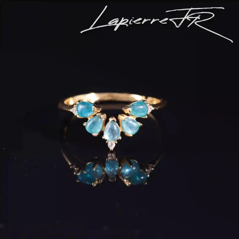 Détail de la bague Apatite Bleue « Lagona », pierres naturelles bleu vif sur plaqué Or