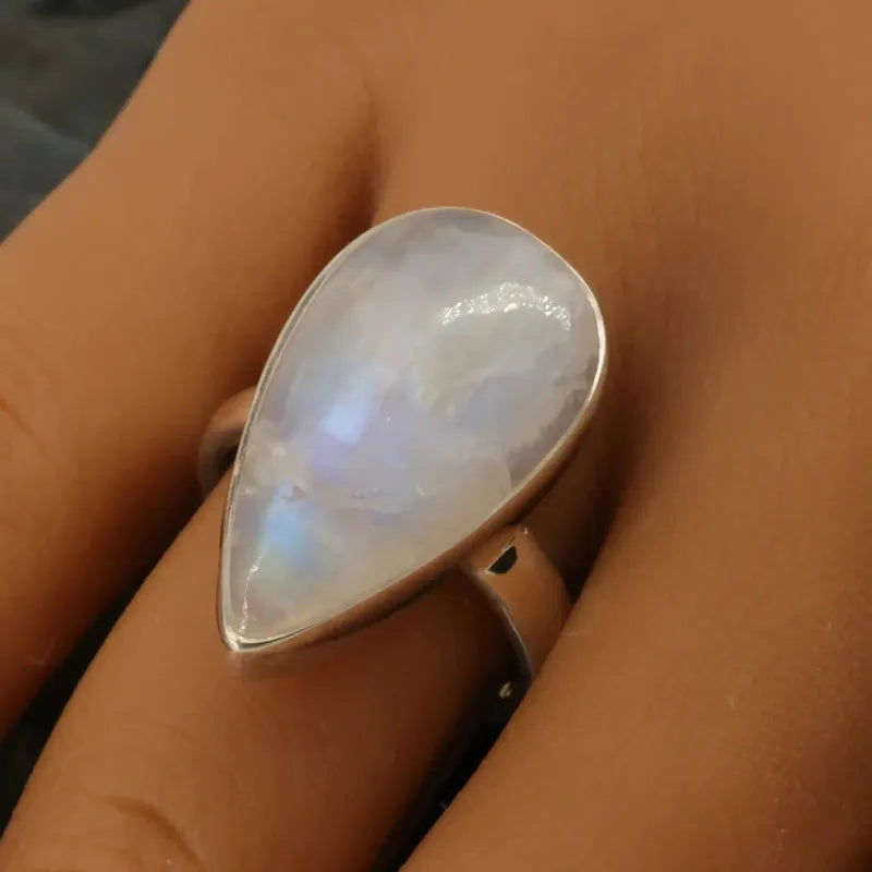 Bague pierre de lune arc-en-ciel sur argent, cabochon 25x14 mm du Sri Lanka