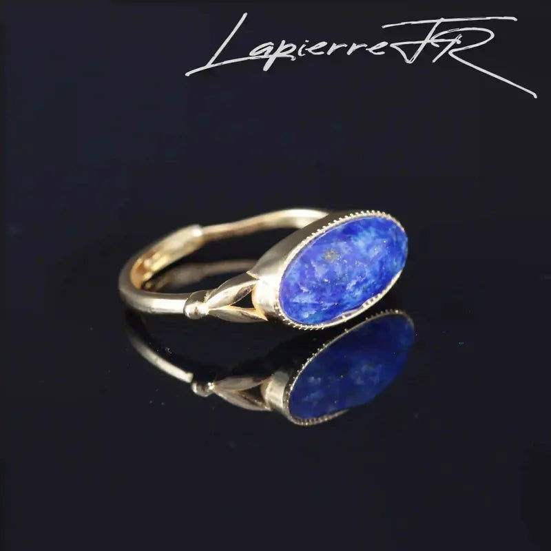Détail de la bague Lapis Lazuli, pierre naturelle bleu profond sur plaqué Or