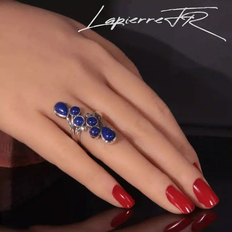 Bague Lapis Lazuli sur argent 925 portée, pierre naturelle bleu profond pour femme