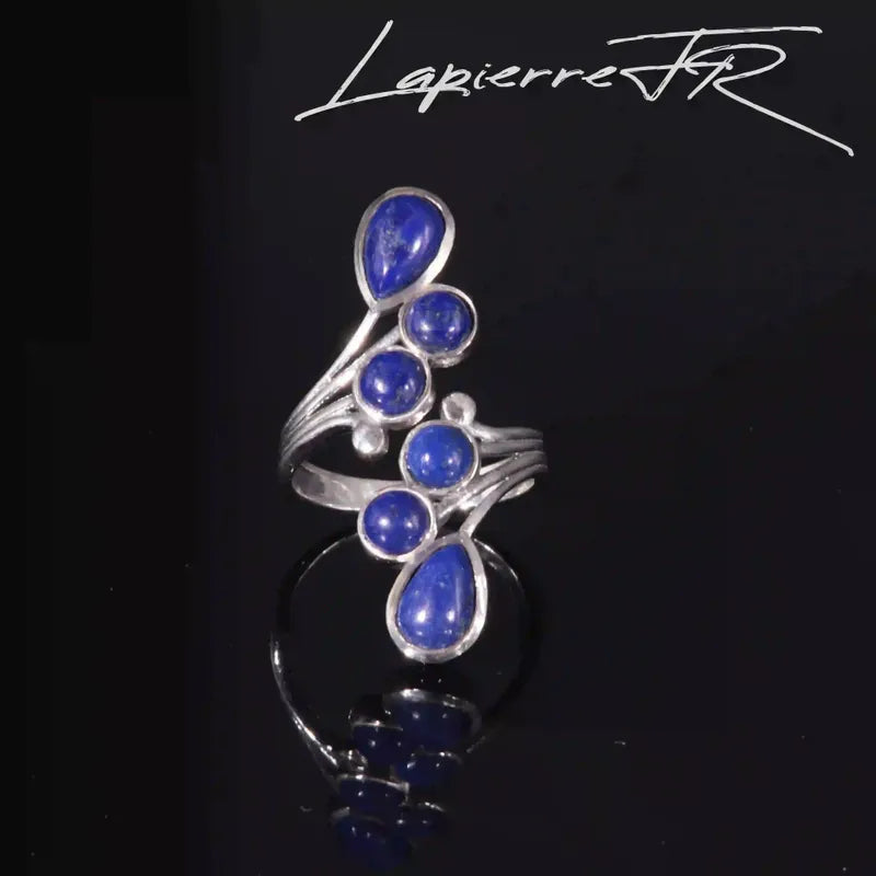 Gros plan sur la bague Lapis Lazuli en argent, pierre naturelle de sagesse