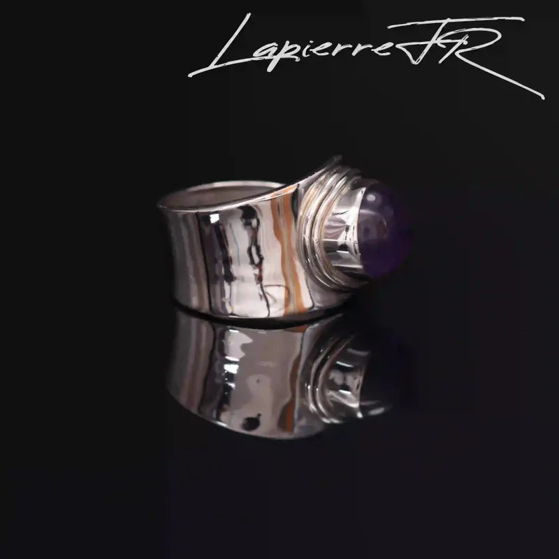 Détail de la bague Améthyste « Lunae », perle ronde violette sur argent rhodié