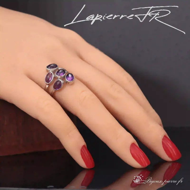 Bague réglable 5 améthystes sur argent portée, pierre naturelle violette pour femme