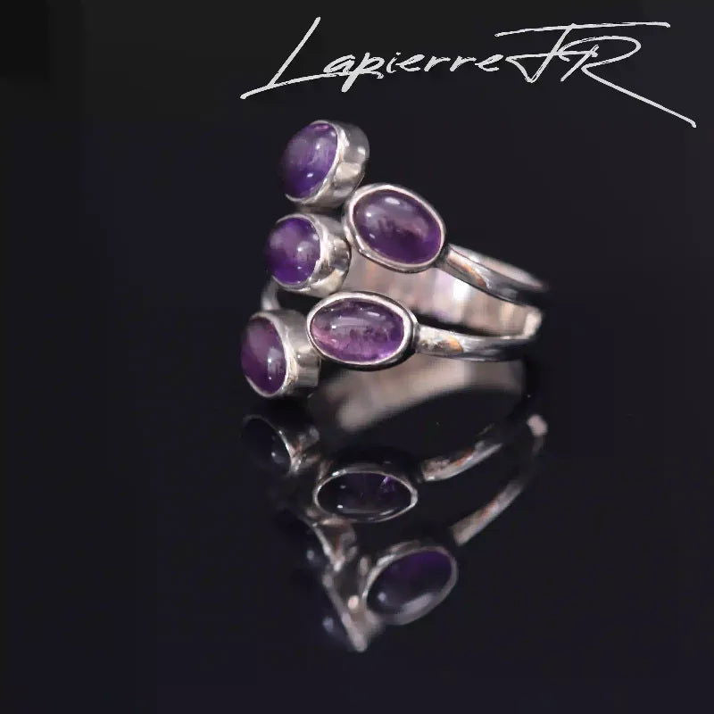 Détail de la bague aux 5 améthystes, pierre naturelle violette sur argent