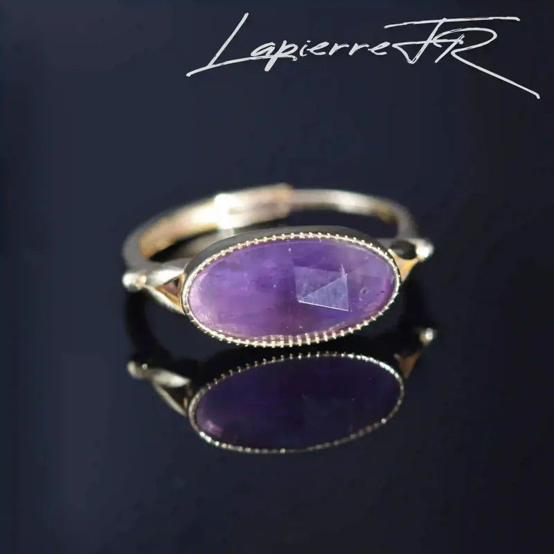 Détail de la bague Améthyste « Impéria », pierre naturelle violette sur plaqué Or