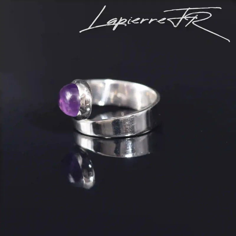 Détail de la bague Améthyste « Martella », pierre naturelle violette sur argent rhodié