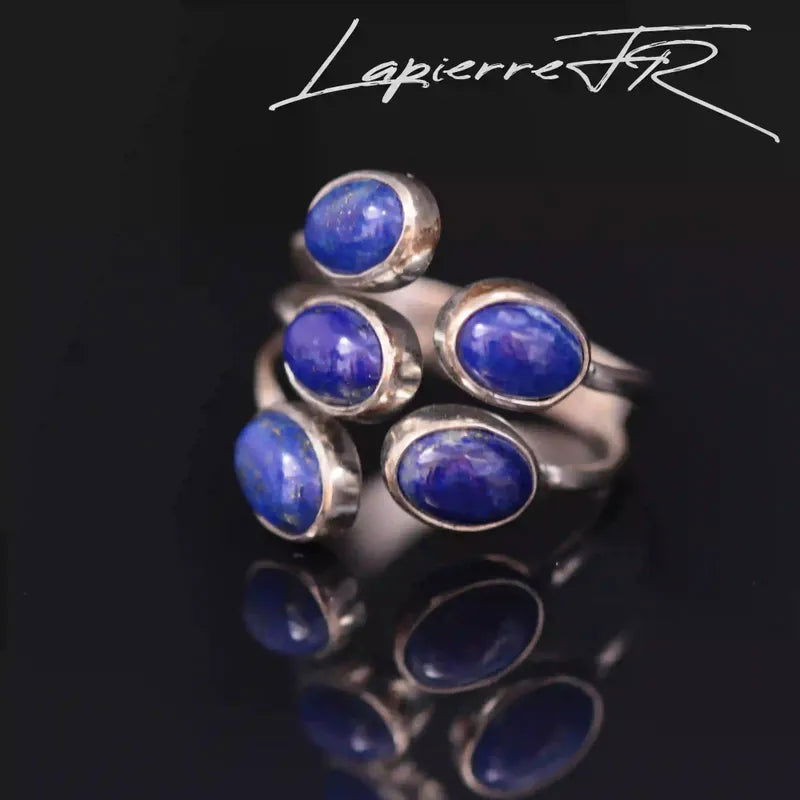 Détail de la bague Lapis Lazuli, pierre naturelle bleu profond sur argent