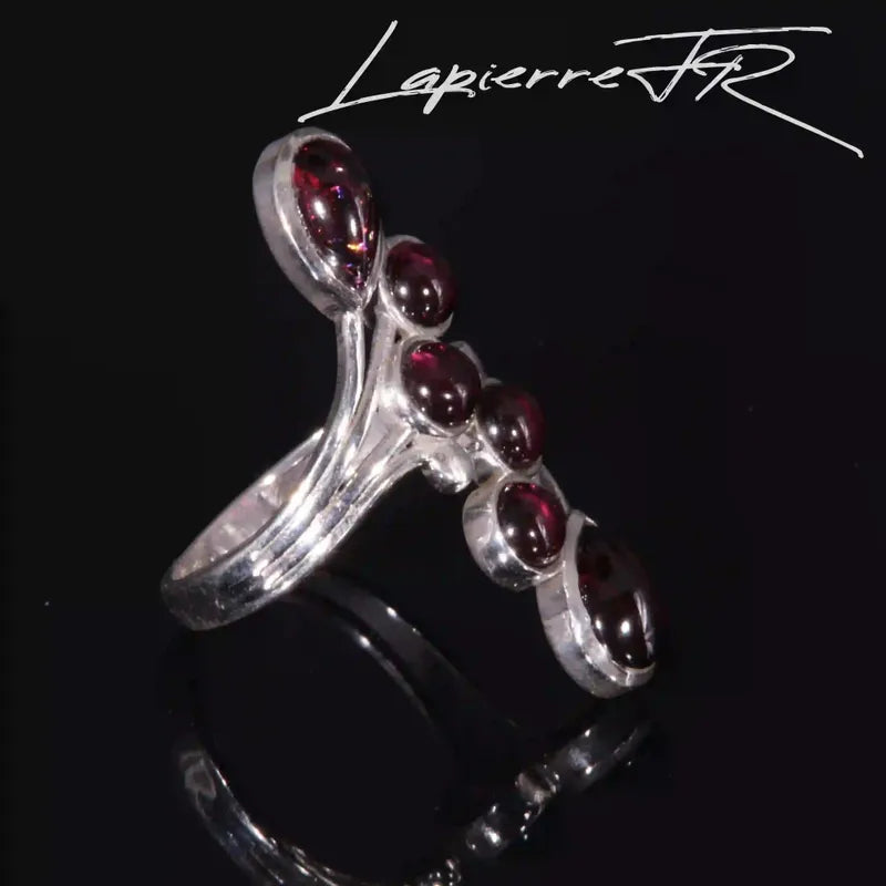 Détail de la bague en Grenat rouge, pierre naturelle rouge profond sur argent 925