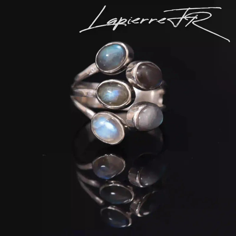 Détail de la bague Labradorite, pierre naturelle chatoyante sur argent