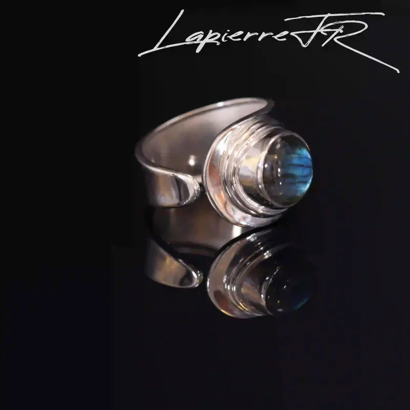Détail de la bague ronde en Labradorite, pierre naturelle chatoyante sur argent 925