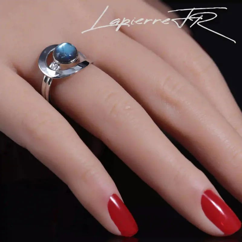 Bague Labradorite (Argent Rhodié) ajustable en argent 925 portée au doigt