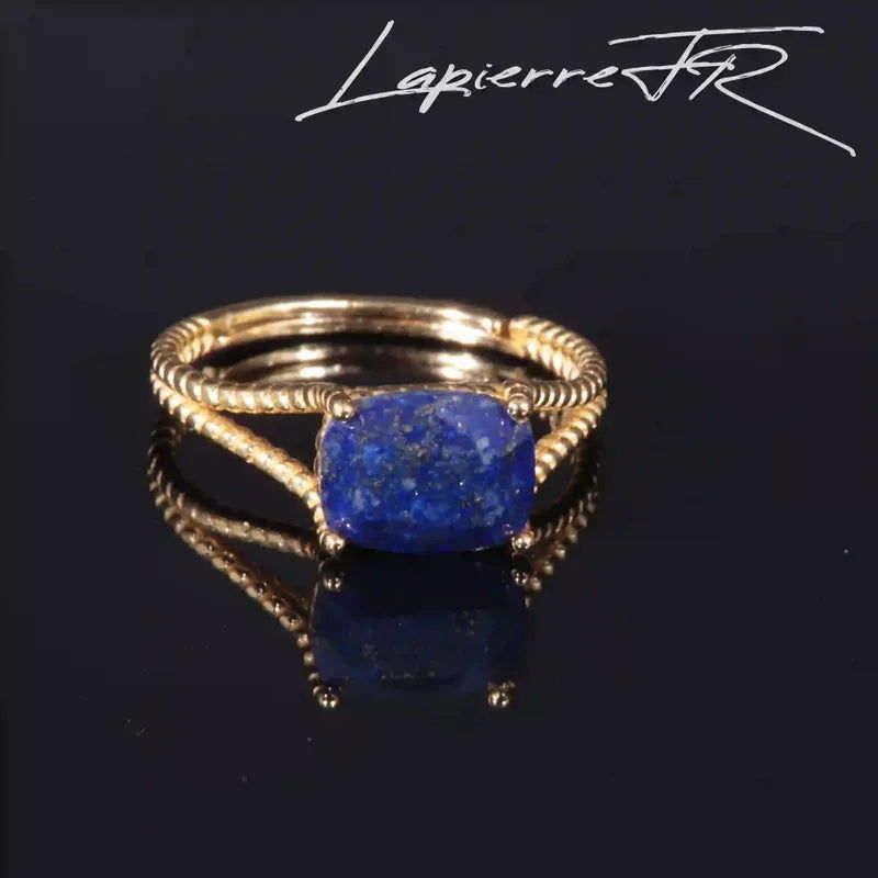 Bague Lapis Lazuli plaqué Or portée au doigt, pierre naturelle de sagesse, bijou de lithothérapie