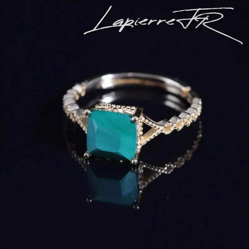 Bague Malachite plaqué Or portée au doigt, pierre naturelle verte, bijou de lithothérapie