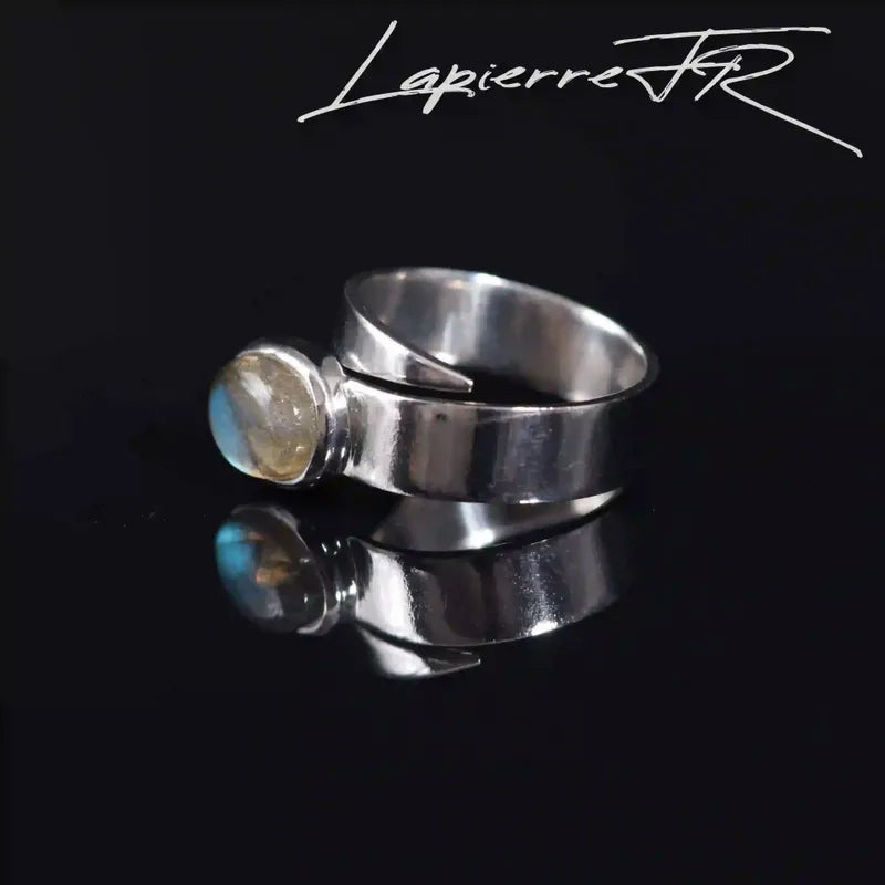 Détail de la bague Labradorite, pierre naturelle chatoyante sur argent 925