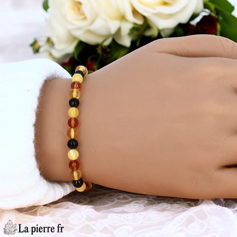 Bracelet de perles rondes polies en Ambre multicolore de 5-6mm, monté sur un fil élastique résistant.