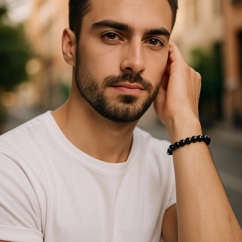 Bracelet Hypersthène 6 mm porté au poignet masculin – style minimal noir